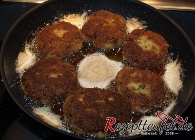 Die Frikadellen vom Fisch in der Bratpfanne