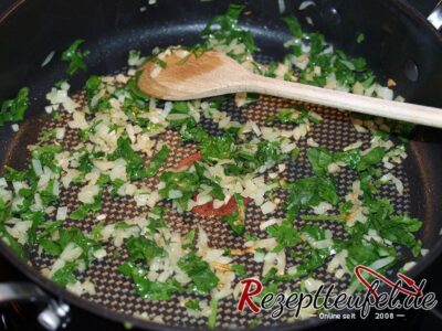 Zwiebeln, Knoblauch und Petersilie werden angedünstet