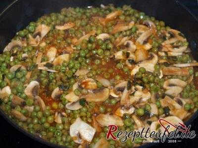 Die Erbsen und Champignons sind gegart