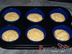 Der helle Teig kommt auf den dunklen Teig