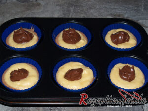 Die Nougatcreme kommt auf den Teig