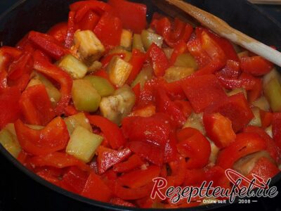 Paprika und Auberginenwürfel in der Pfanne mit heißem Öl schmoren