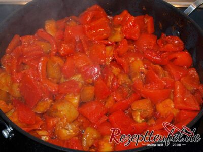 Die Paprikastücke und Auberginenwürfel nach ca. 30 Minuten