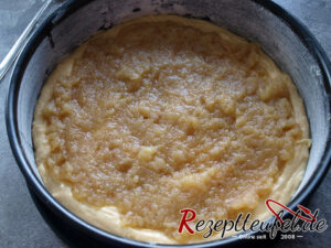 Das Apfelmus auf dem Teig verteilen