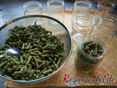 Die gekochten Bohnen werden in Gläser gefüllt