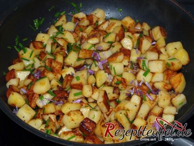 Gebratene Kartoffelwürfel mit Schnittlauch und Schnittlauchblüten
