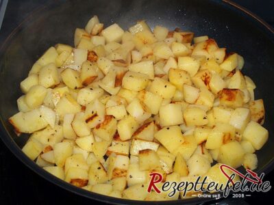 Die Kartoffelwürfel nach dem ersten Wenden