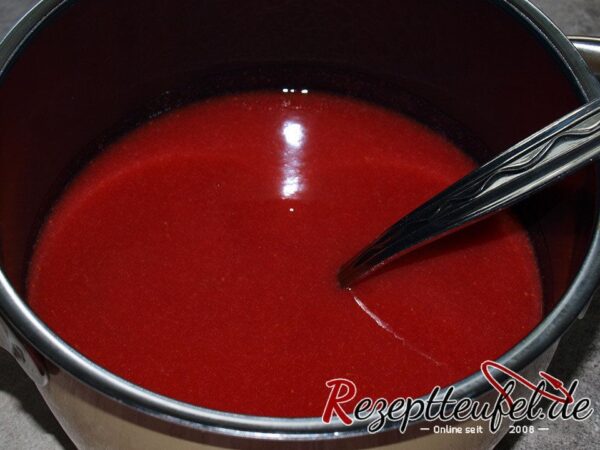 Erdbeerpüree und Zitronensaft aufkochen