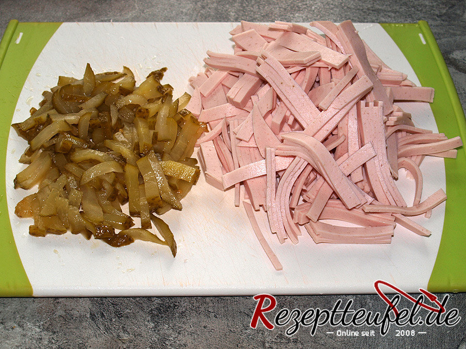 Geschnittene Gurken und Wurst