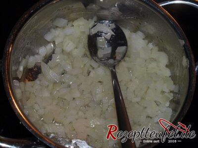 Die leicht gegarten Zwiebelwürfel
