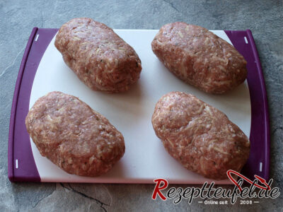 Der Hirtenkäse ist von der Hackfleischmasse umschlossen