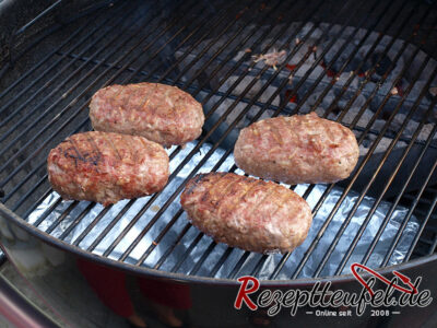 Die gefüllten Frikadellen in der indirekten Zone