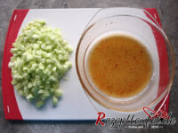 Links die Gurkenwürfel, rechts das Dressing in der Schüssel