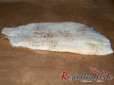 Das Heilbuttfilet gesalzen und gepfeffert