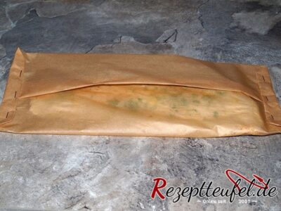 Das Backpapier wird zusammengefaltet