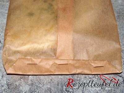 Die Seiten des Backpapiers werden mit einem Tacker verschlossen