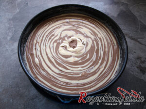 Der noch rohe Käsekuchen Zebra-Style