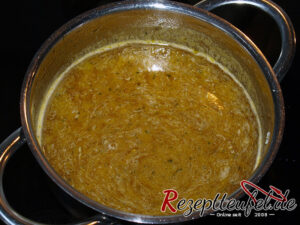 Die Brühe mit den Gewürzen zu den Zwiebeln geben