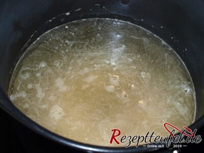 Zucker mit Wasser aufkochen