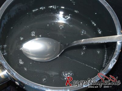 Zucker und Wasser sind zu einem klaren Sirup gekocht