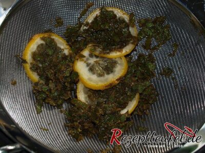 Den MInzsirup abseihen