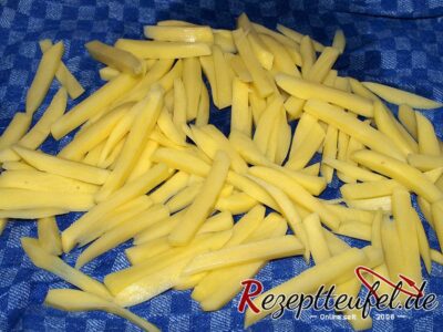 Die Kartoffelstäbchen werden abgetrocknet