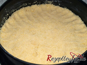 Der Boden für den Rhabarber-Krümelkuchen