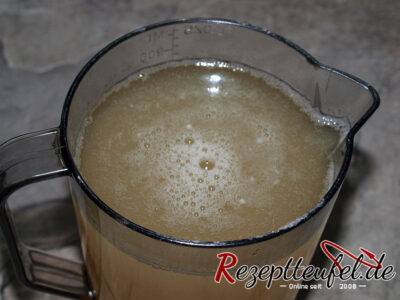 Rhabarbersaft im Meßbecher