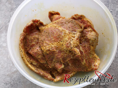 Die Fleischscheiben mit der Gewürzmischung