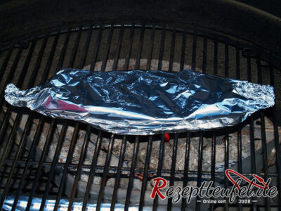 Der Spargel im Alupäckchen auf dem Grill