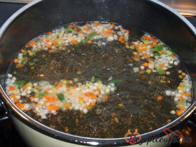 Spargelbrühe mit Suppengrün