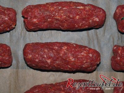 Röllchen aus der Hackfleischmasse