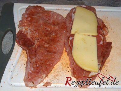 Die gewürzten Schnitzel mit Schinken und Käse belegen
