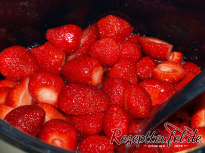 Erdbeeren inklusive gezogenem Fruchtsaft in einen Topf geben