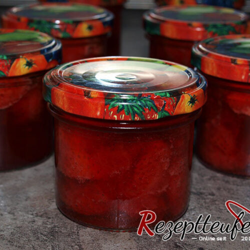 Erdbeerkonfitüre mit Vanille und ganzen Erdbeeren