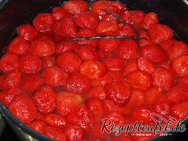 Die Erdbeeren mit dem gezogenen Fruchtsaft und der Vanille