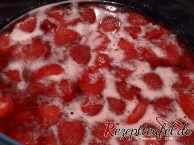 Erdbeeren im Zuckerwasser kochen