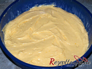 Den Rührteig in eine Form geben und verstreichen