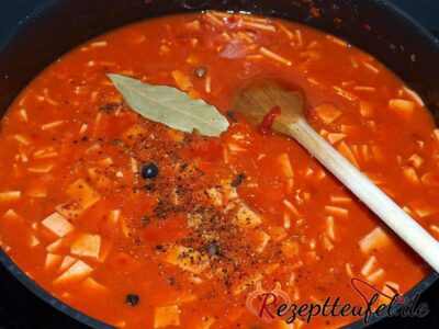 Wasser und Gewürze hinzufügen