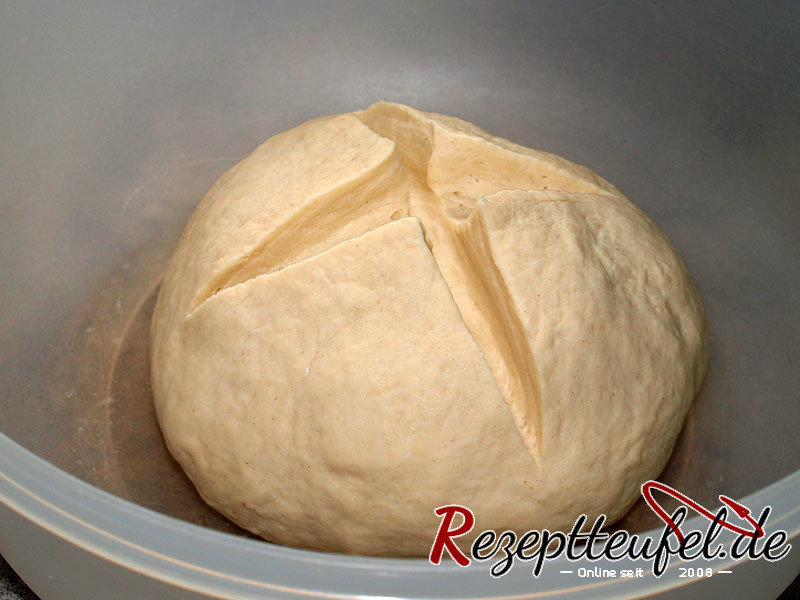 Den Teig kreuzweise einschneiden und in eine Schüssel geben