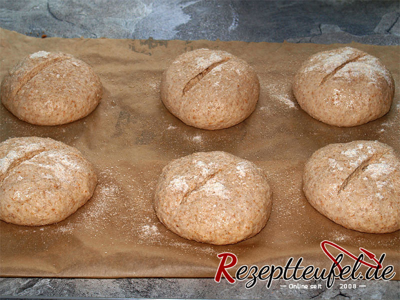 Aufgegangene Teigkugeln mit Mehl bestreut und eingeschnitten