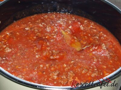 Alle Zutaten zusammenfügen und köcheln lassen