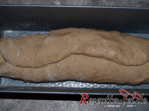 Der aufgerollte Brotteig vor dem Gehen