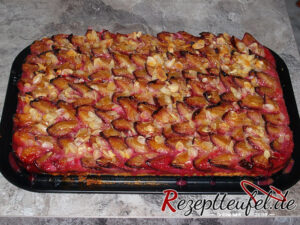 Der gebackene Kuchen ohne den Springformrand, der überschüssige Saft kann ablaufen