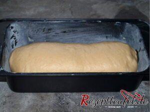 Die Teigrolle in der gebutterten und ausgemehlten Form