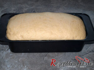 Der Teig ist gegangen und ist bereit für den Backofen