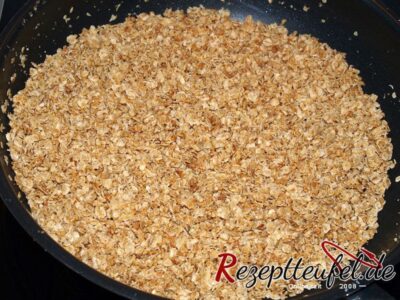 Die leicht karamelisierte Haferflocken-Zucker-Mischung