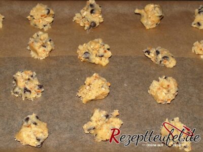Mit 2 Teelöffeln Teighäufchen auf ein Backblech setzen