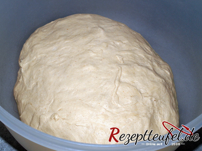 Der feucht-klebrige Teig muss aufgehen