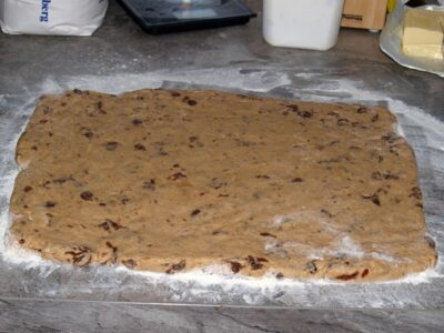 Den weichen Teig ausrollen